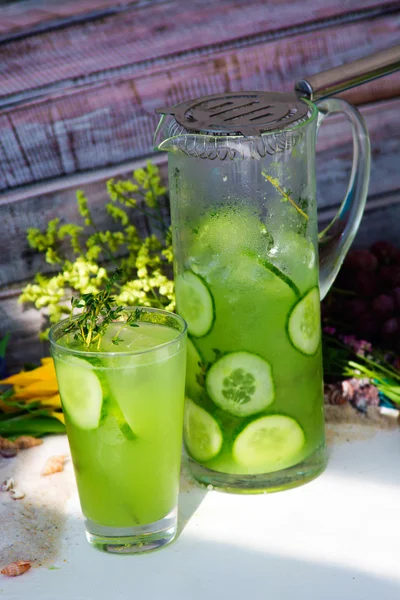 Soğuk salatalık limonata