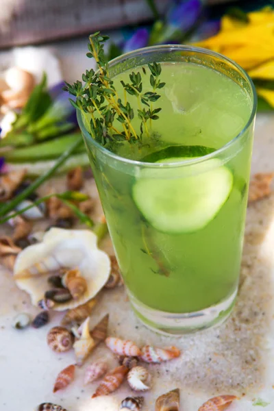 Soğuk salatalık limonata