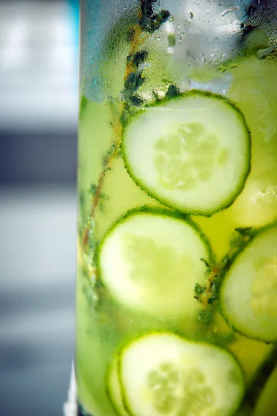 Soğuk salatalık limonata