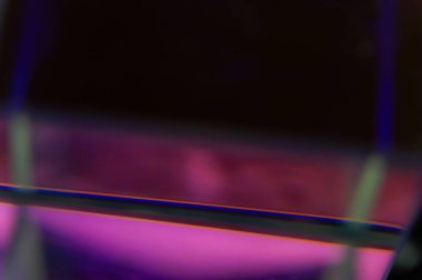 Yumuşak pembe ve mor renkleri olan soyut eğim dokusu, dağınık ışık, ince bulanıklık ve koyu kenar aksanları var. Geniş kopyalama alanı ve pürüzsüz renk geçişi sunar.