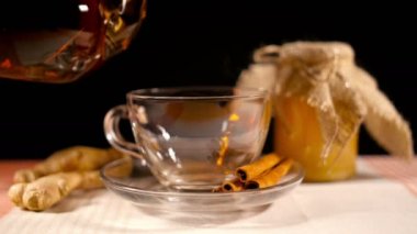 Bal, zencefil ve tarçın ile dökme çay