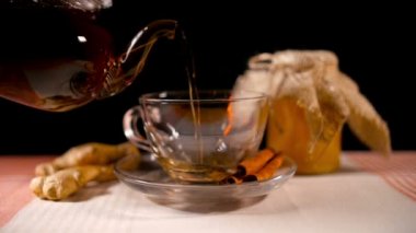 Bal, zencefil ve tarçın ile dökme çay