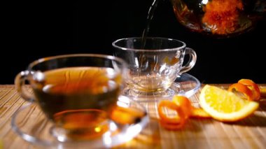 Tarçın ve Orange 2 ile Çiçeklenme çay dökme