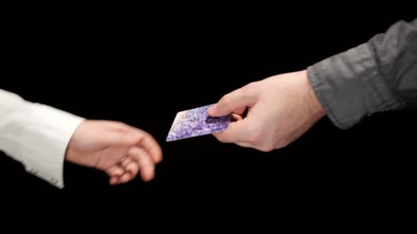El comprador pagó con tarjeta de crédito y recibe una bolsa 1 — Vídeo de stock