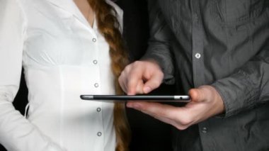 Elektronik Tablet kullanarak iş takım