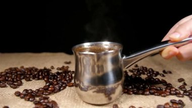 Kahve Cezve ve kahvenin üzerinde torbalama