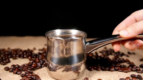 Káva v Cezve a kávová zrna na pytlování 2 — Stock video