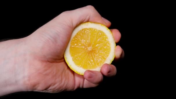 Мужская рука выдавливает лимон — стоковое видео