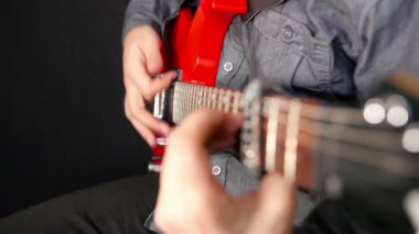 Adam elektrik gitar çalma 2