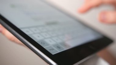 Tipik bir Tablet klavye üzerinde kadın