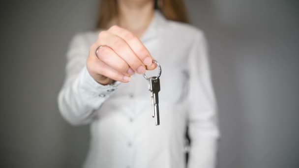 Mulher mostrando chaves da casa 4 — Vídeo de Stock