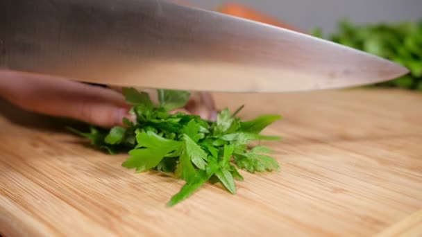 Corte de salsa fresca na placa de corte de madeira — Vídeo de Stock