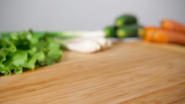 Verse peterselie vallen op houten snijplank 2 — Stockvideo