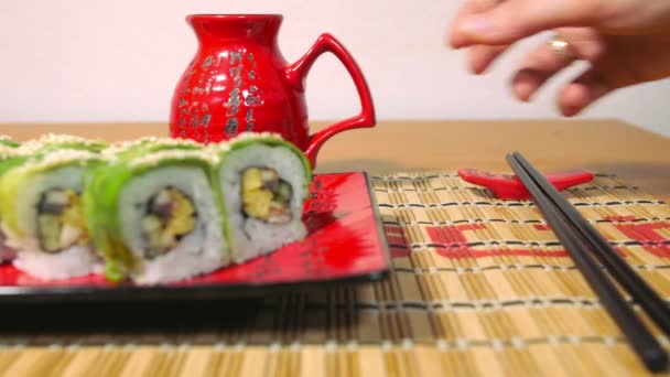 Зеленый суши и соус налить в фокус Долли Шот 4К — стоковое видео