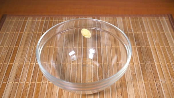 Verser des Cornflakes dans un bol, au ralenti — Video