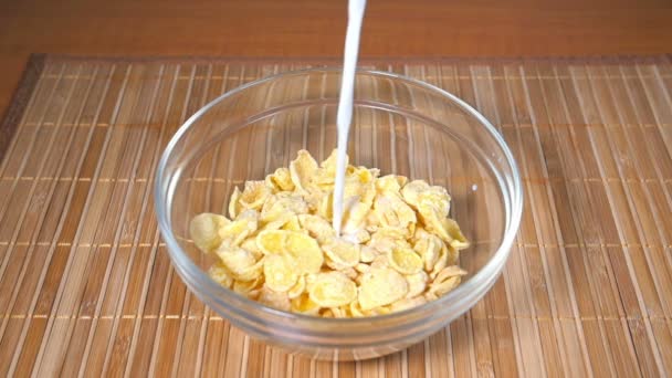 Hälla mjölk i Cornflakes, Slow Motion — Stockvideo