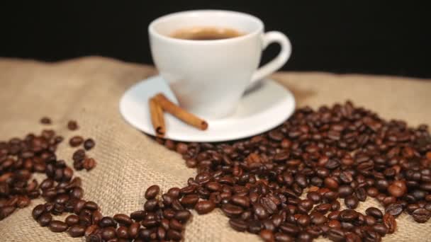 Poner un croissant con chocolate en el equipaje — Vídeos de Stock