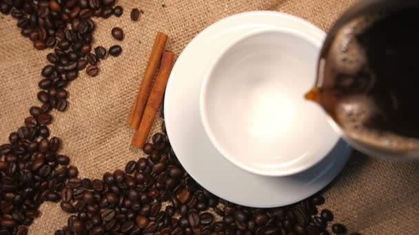 Розливання кави в чашку — стокове відео