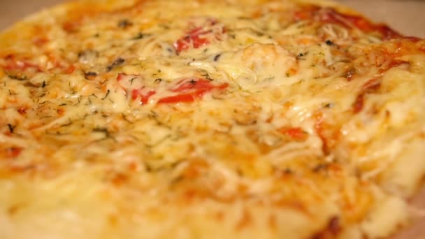 Tomando fatia de pizza com frango e cogumelos — Vídeo de Stock