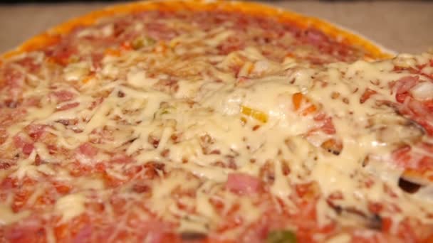Tomando rebanada de pizza con jamón y champiñón — Vídeo de stock
