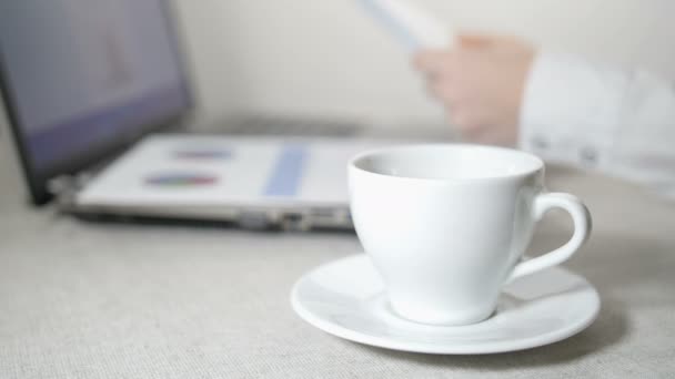 女手、 便携式计算机、 文件和咖啡 — 图库视频影像