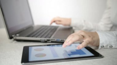 İş kadını ile dizüstü ve Tablet