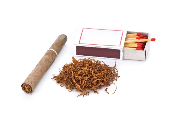 Tabacco e sigaretta su sfondo bianco — Foto Stock