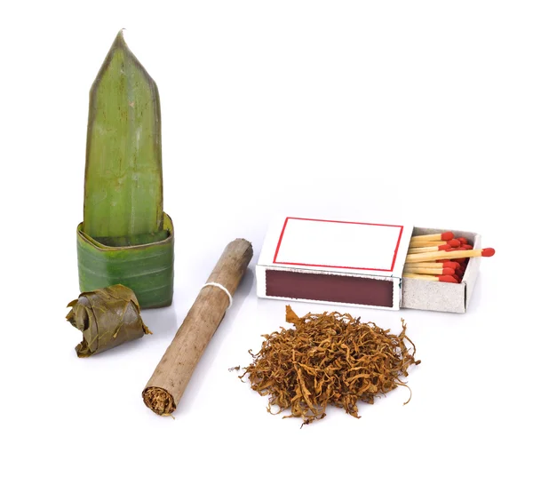 Tabacco, sigaretta e cibo avvolto in foglie su backgrou bianco — Foto Stock