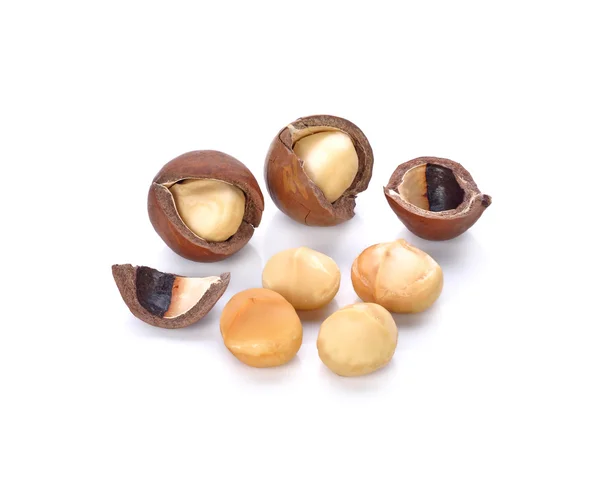 Macadamia noten op witte achtergrond — Stockfoto