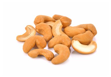 Kavrulmuş tuzlu kaju fıstığı beyaz arka plan üzerinde.