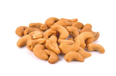 Kavrulmuş tuzlu kaju fıstığı beyaz arka plan üzerinde.