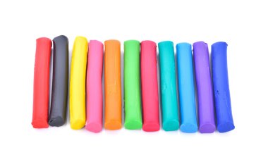 Beyaz arka plan üzerinde renkli kil