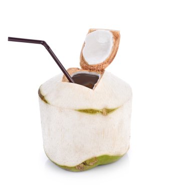 Hindistan cevizi su içmek kırpma yolu ile beyaz arka plan üzerinde