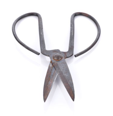 Beyaz arka plan üzerinde izole açık eski terzi makası