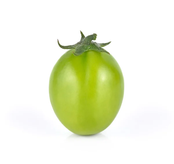 Зелений помідор на білому тлі — стокове фото