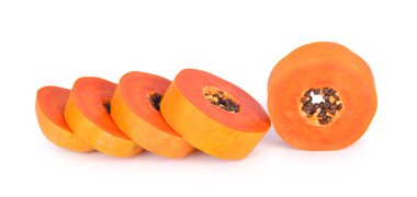 Papaya beyaz bir arka plan üzerine dilimlenmiş