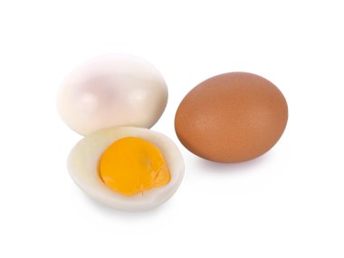 Kaynamış yumurta beyaz arkaplanda izole.