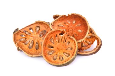 Beyaz arka plan üzerinde izole kurutulmuş bael meyve (Aegle marmelos)