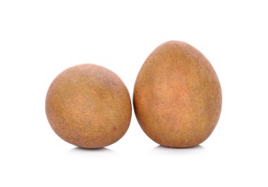Beyaz arka plan üzerinde sapodilla meyve.