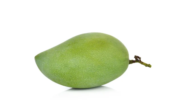 Зеленый манго изолированы на белом фоне — стоковое фото