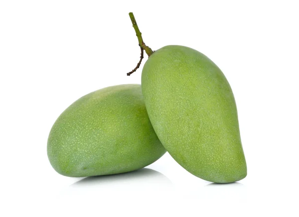 Świeże zielone mango na białym tle — Zdjęcie stockowe
