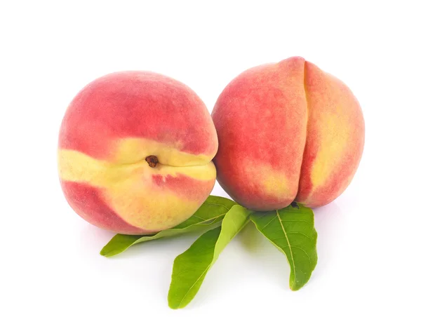 Свежие персики фрукты на белом фоне — стоковое фото