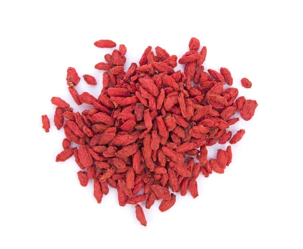 Beyaz arka planda goji üzümü