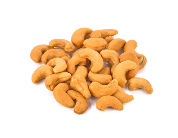 Geroosterde gezouten cashewnoten geïsoleerd op witte achtergrond. — Stockfoto