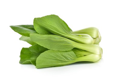 Beyaz arkaplanda bok choy sebzesi