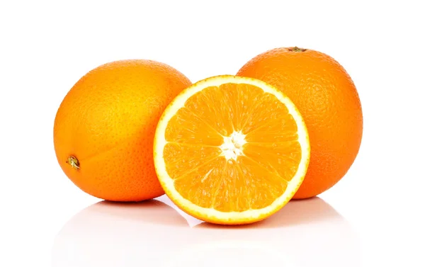 Süße orange Früchte auf weißem Hintergrund — Stockfoto