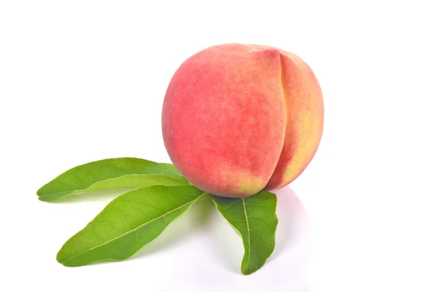 Свежие персиковые фрукты на белом фоне — стоковое фото