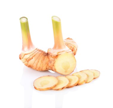 Beyaz arkaplanda taze bir galangal