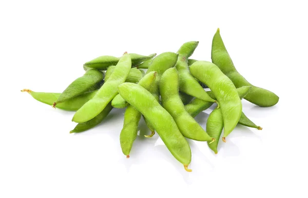 Beyaz arkaplanda yeşil soya fasulyesi