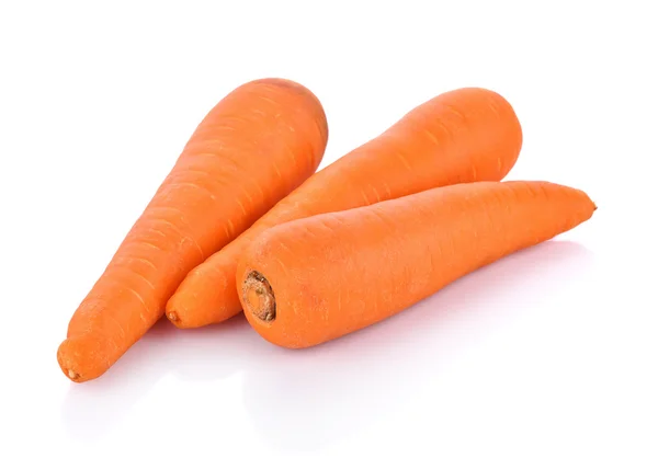 Νωπά καρότα απομονωμένα σε λευκό φόντο — Φωτογραφία Αρχείου